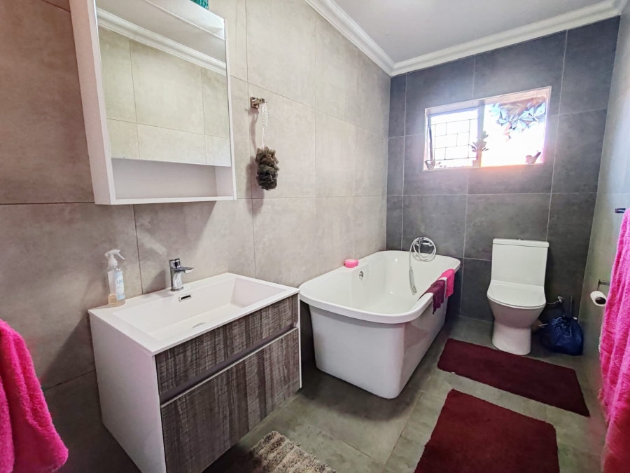 5 Bedroom Property for Sale in Grimbeeck Park North West